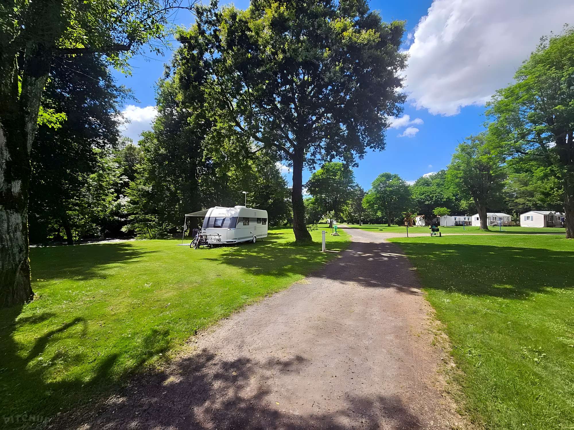 emplacements camping les berges du célé upscayl 2x realesrgan x4plus