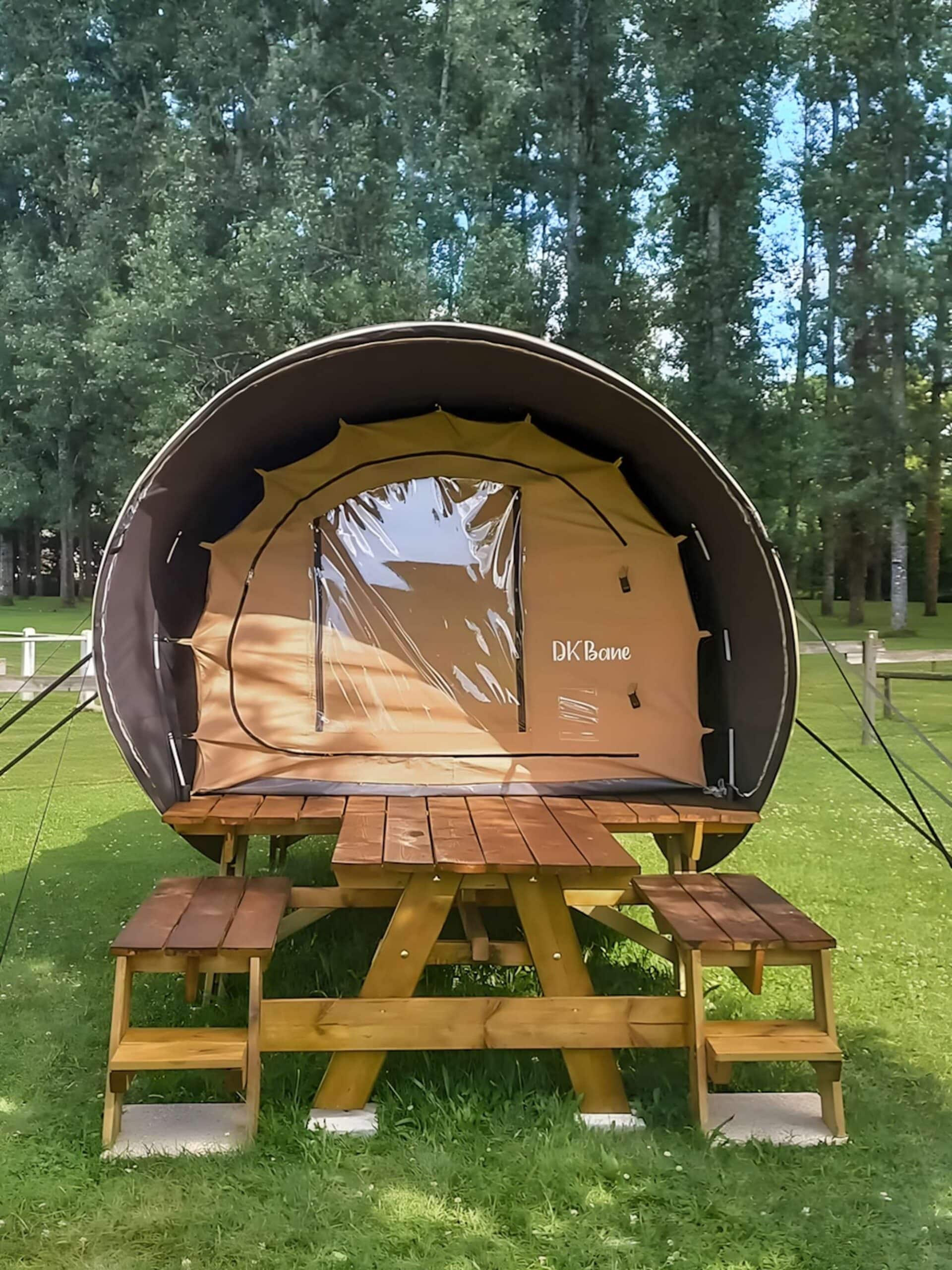 tente soulevé en camping