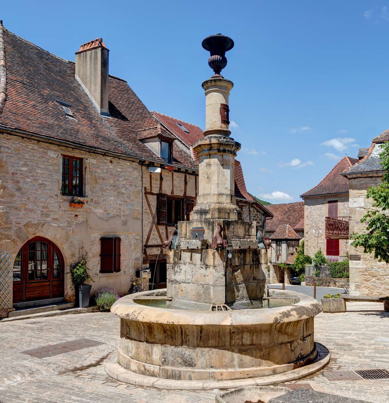 Fontaine dans le centre du village d'Autoire dans le Lot région Occitanie